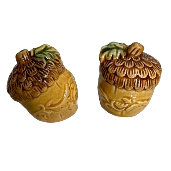 Vintage 70s Porcelain Acorn Salt and Pepper Novelty Shaker Set - Picture 2 of 8